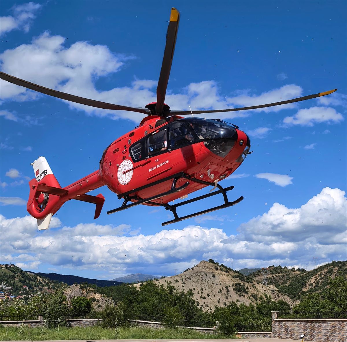 Tunceli'de ayı saldırısında yaralanan kişi ambulans helikopterle hastaneye ulaştırıldı