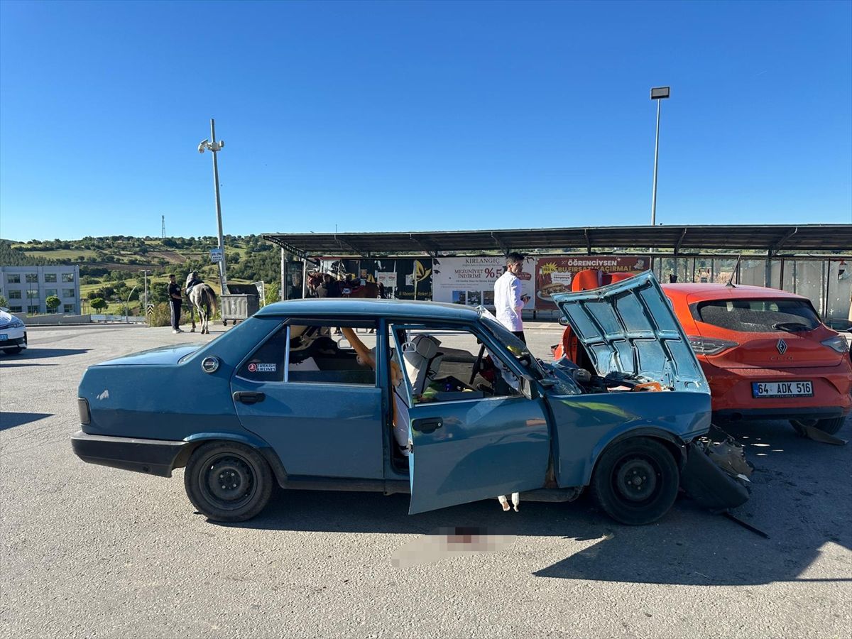 Uşak'ta iki otomobilin çarpıştığı kazada 5 kişi yaralandı