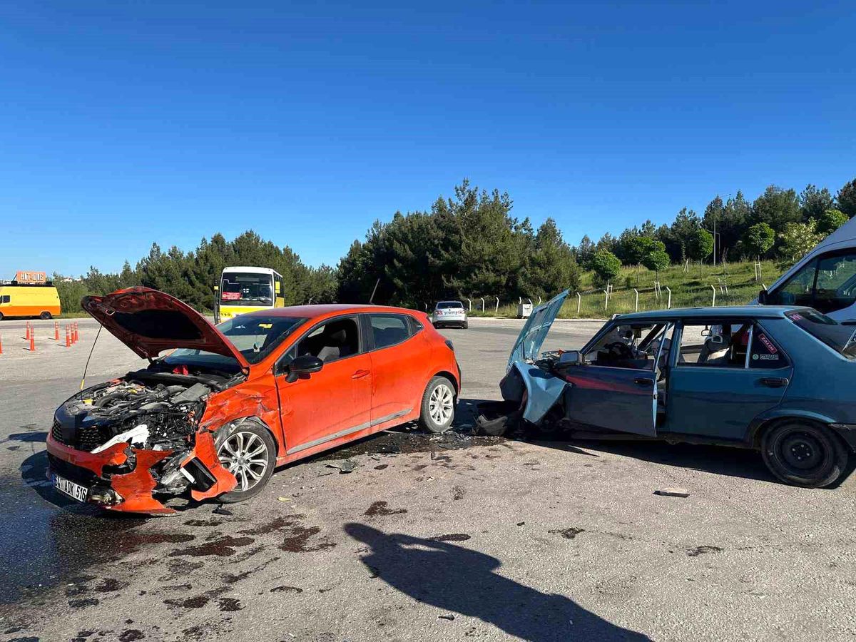 Uşak'ta otomobiller çarpıştı: 5 yaralı