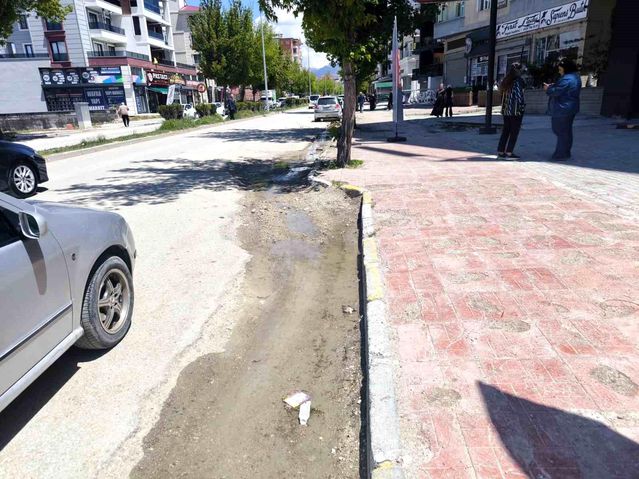 Van'ın tarihi caddesi altyapı kurbanı vatandaş ve sürücüler isyan noktasında