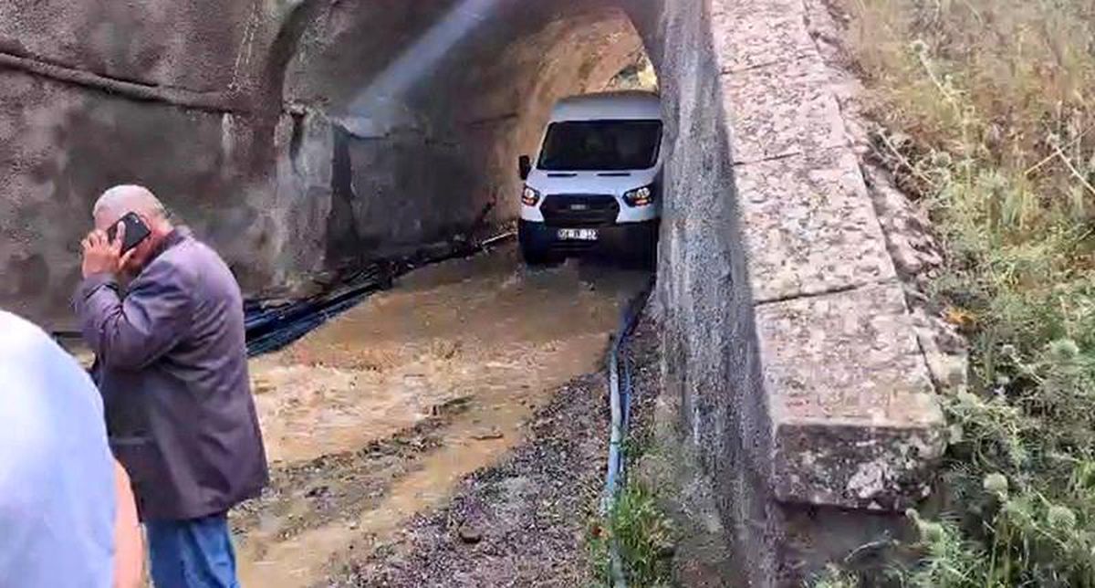 Yağış sonrası alt geçidi su bastı, minibüs içindekilerle birlikte mahsur kaldı