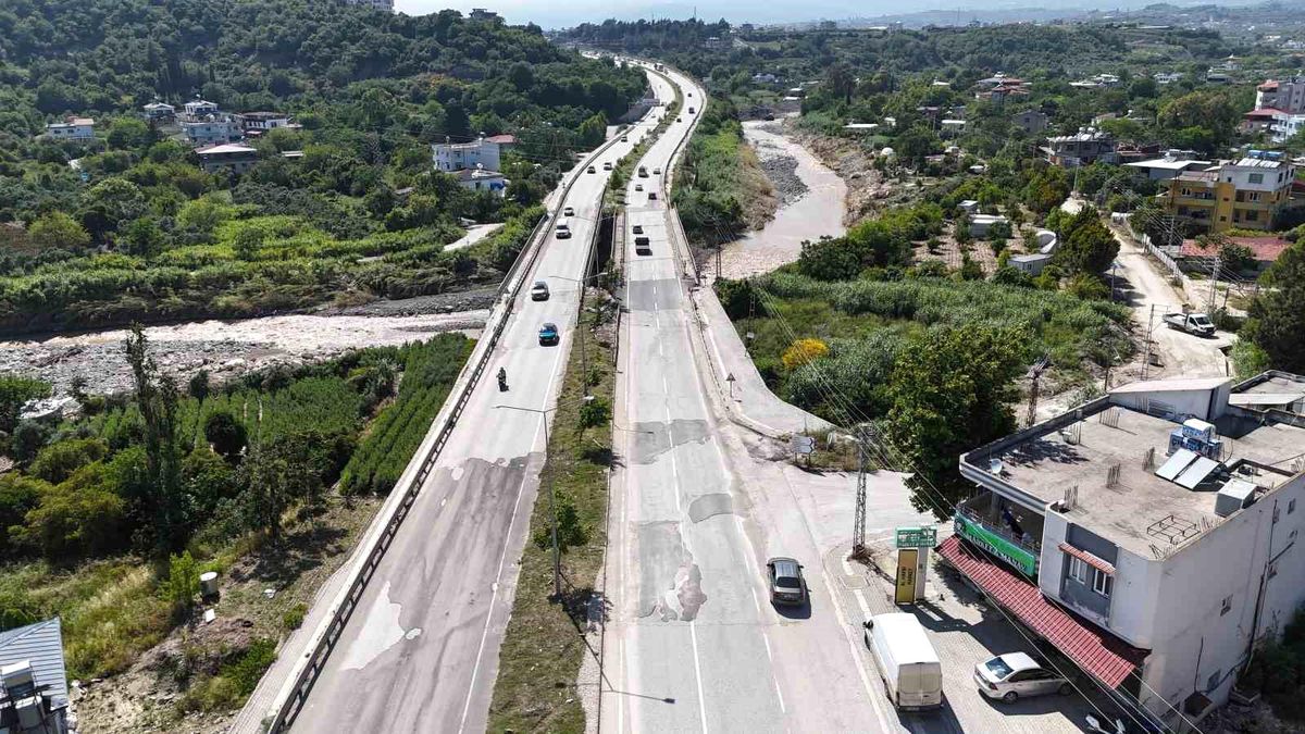 Yaşanan sel felaketinde yıkılarak 2 gence mezar olan Karaçay Köprüsü onarımı yapılarak trafiğe açıldı