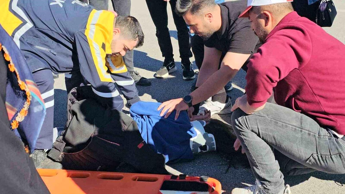 Adilcevaz'da bayram ziyaretinde dönenlerin içerisinde bulunduğu araç kaza yaptı: 3 yaralı