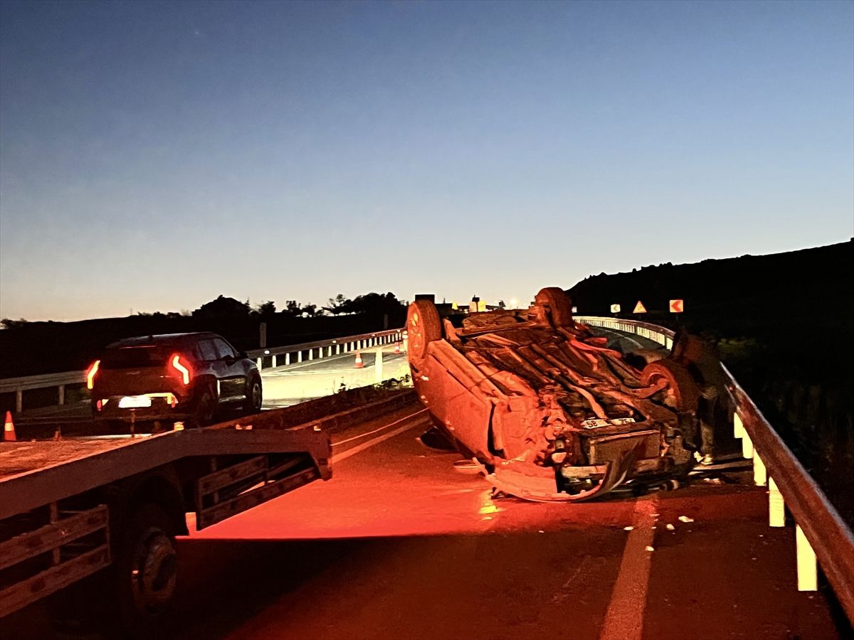 Aksaray'da refüje çarpan otomobildeki 7 kişi yaralandı