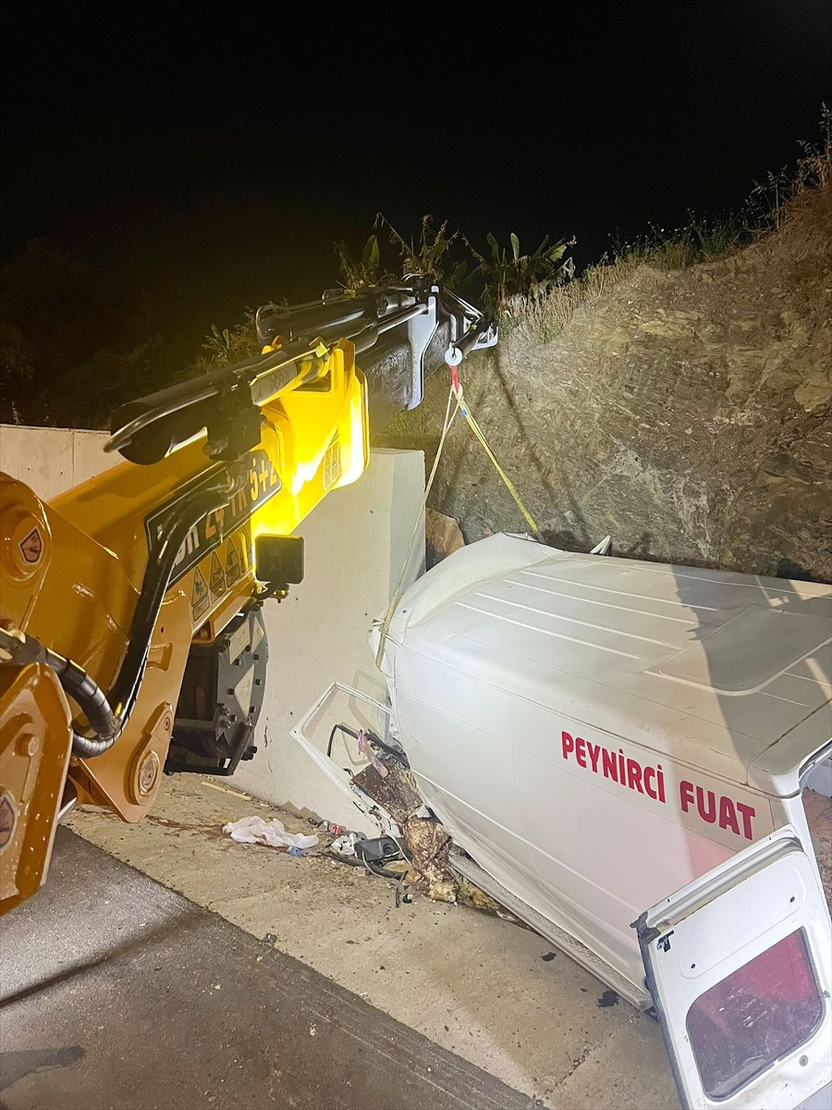 Alanya'da istinat duvarına çarpan panelvanın sürücüsü öldü