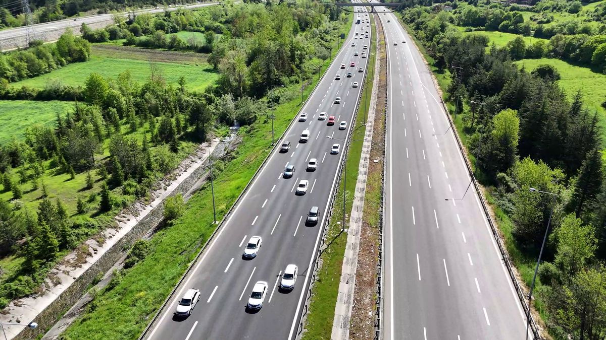 Anadolu Otoyolu'nun Bolu geçişinde trafik yoğunluğu