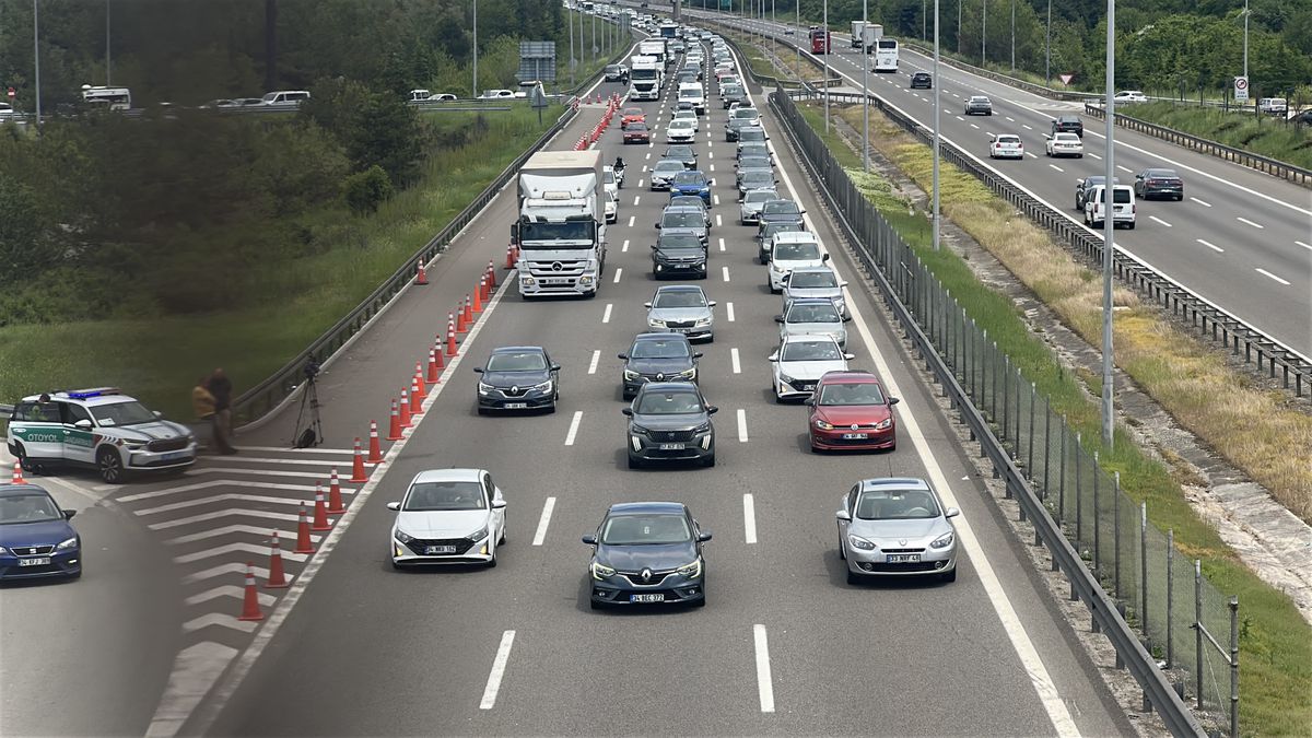 Anadolu Otoyolu'nun Bolu geçişinde trafik yoğunluğu