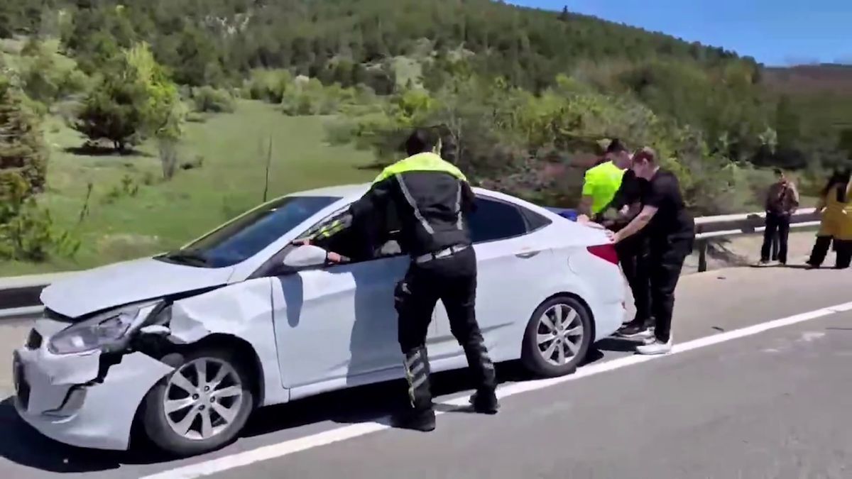 Trafik Ekibi Kazaya Karışan Otomobili İterek Yol Kenarına Aldı