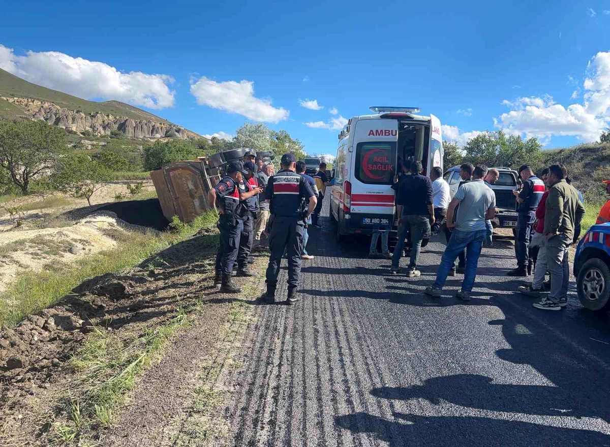 Asfalt çalışmasında kamyon devrildi, sürücü yaralandı