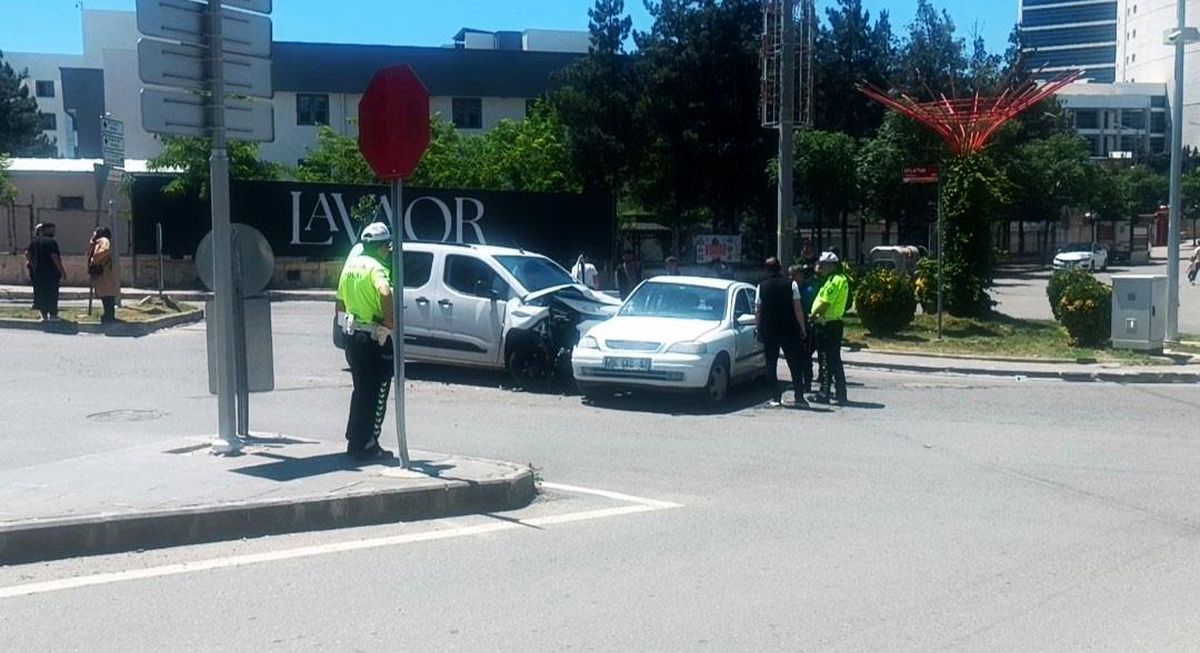 Batman'da hafif ticari araç ile otomobil çarpıştı: 3 yaralı