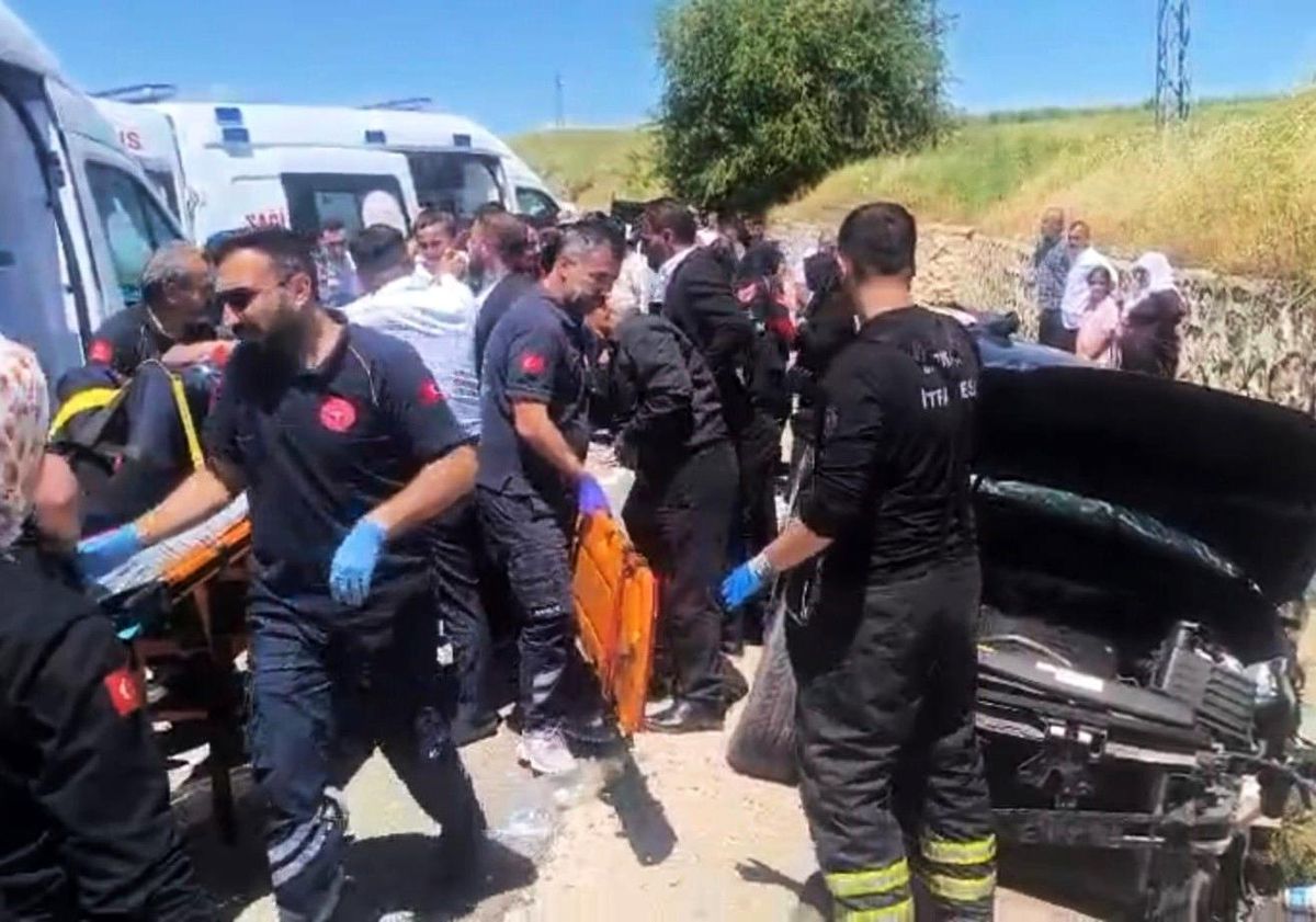 Batman'da istinat duvarına çarparak duran otomobildeki 5 kişi yaralandı