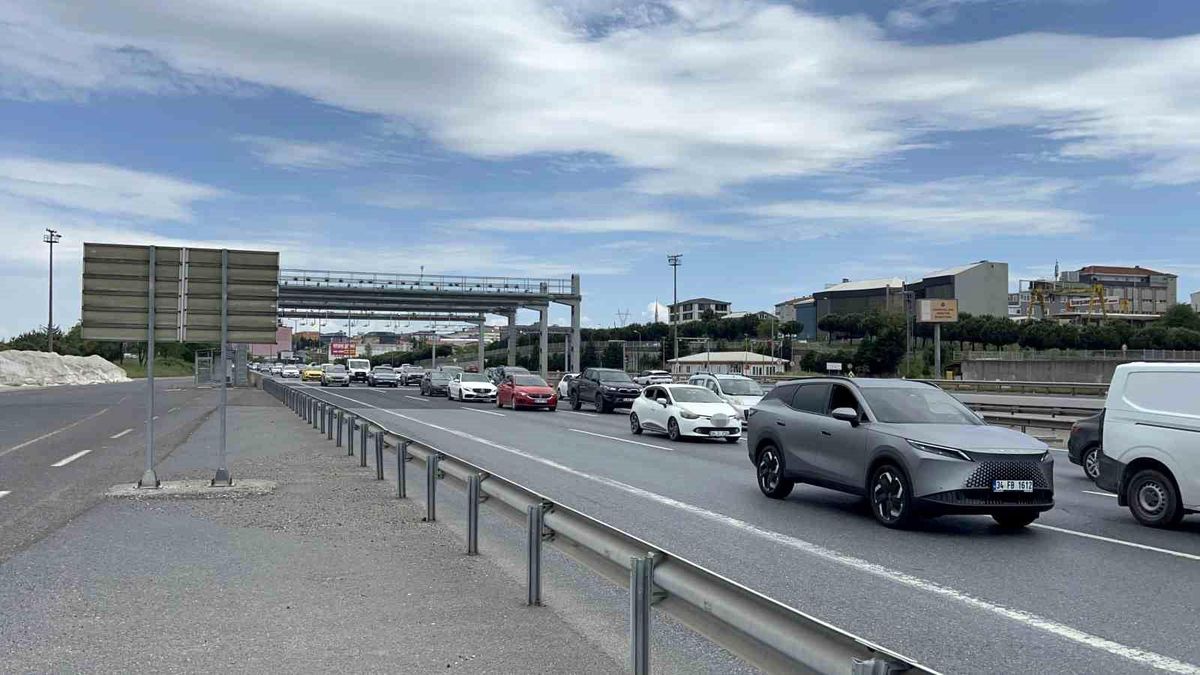 Bayram dönüşü Çamlıca Gişeleri'nde yer yer yoğunluk oluştu