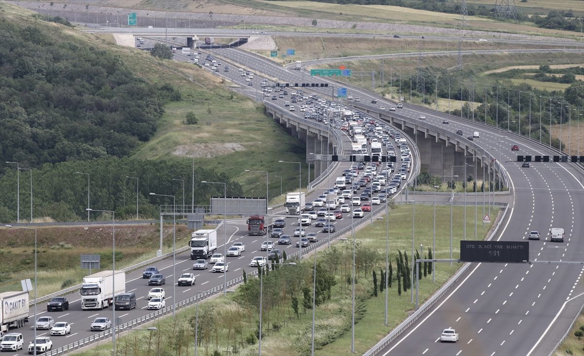 Bayram tatili dönüşü otoyol ve kara yollarında trafik yoğunluğu sürüyor