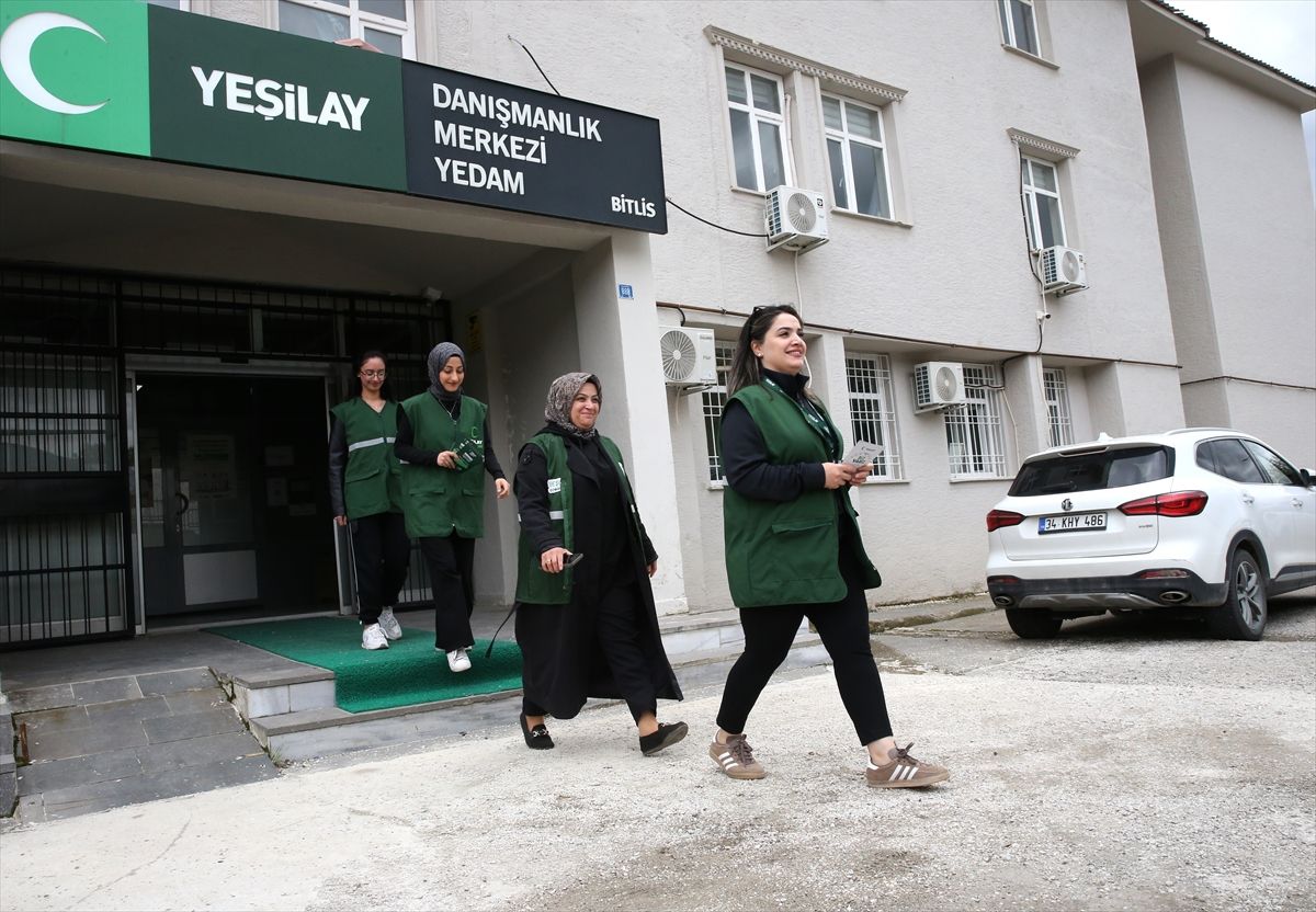 Bitlis'te Yeşilay ekipleri kapı kapı gezerek aileleri bağımlılık konusunda bilinçlendiriyor