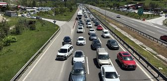 Bolu'da çocuklar, güler yüzleriyle bayram trafiğinde sıkışan tatilcilerin stresini azalttı