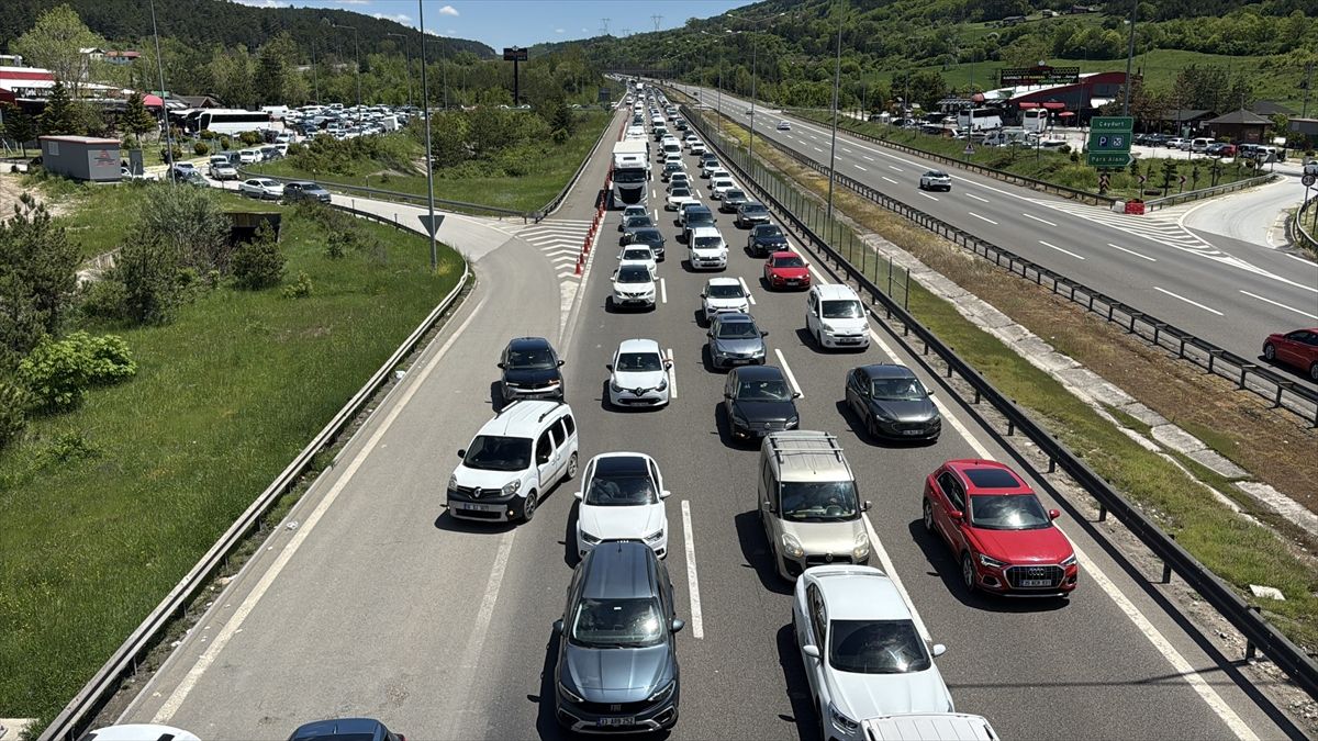 Bolu'da çocuklar, güler yüzleriyle bayram trafiğinde sıkışan tatilcilerin stresini azalttı