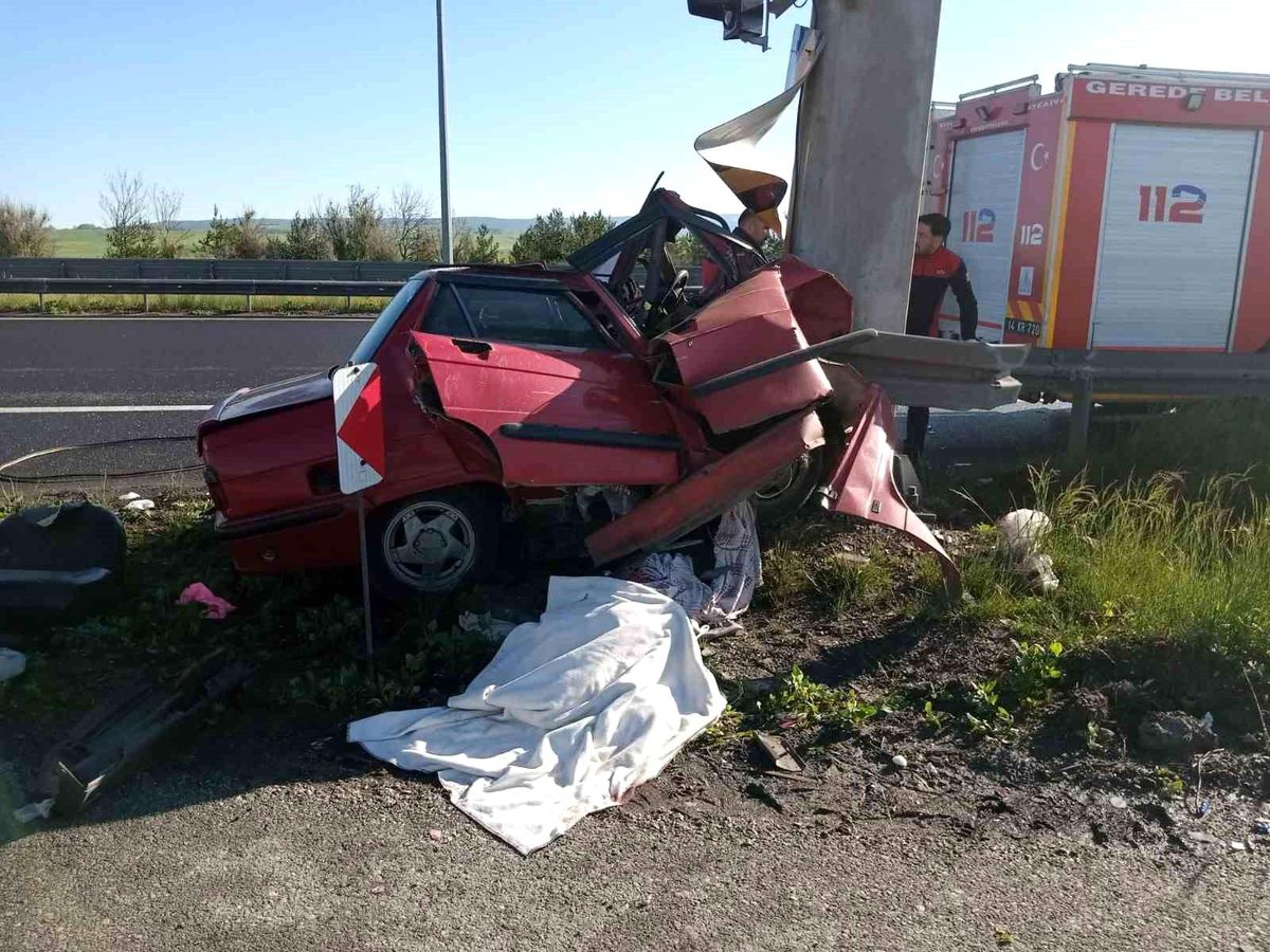 Bolu'da otomobil yön direğine çarptı: 2 ölü, 1 yaralı
