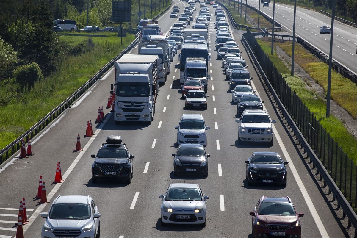 Bolu ve Düzce'de yollardaki bayram dönüşü yoğunluğu sürüyor
