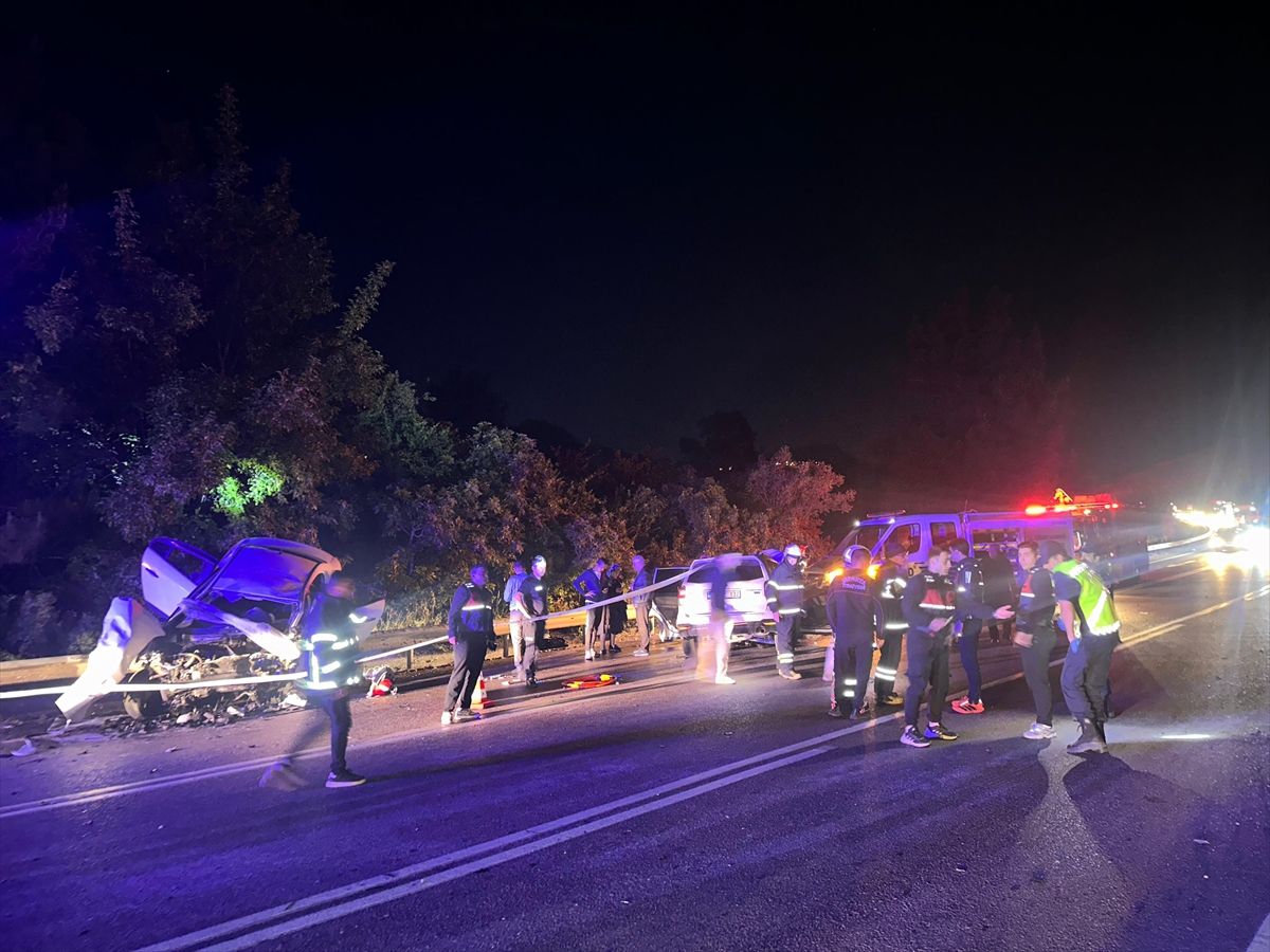 Burdur'da 4 aracın karıştığı kazada 4 kişi öldü, 11 kişi yaralandı