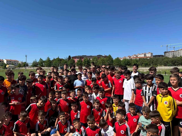 Cengiz Ünder, memleketi Balıkesir’de genç sporcularla buluştu
