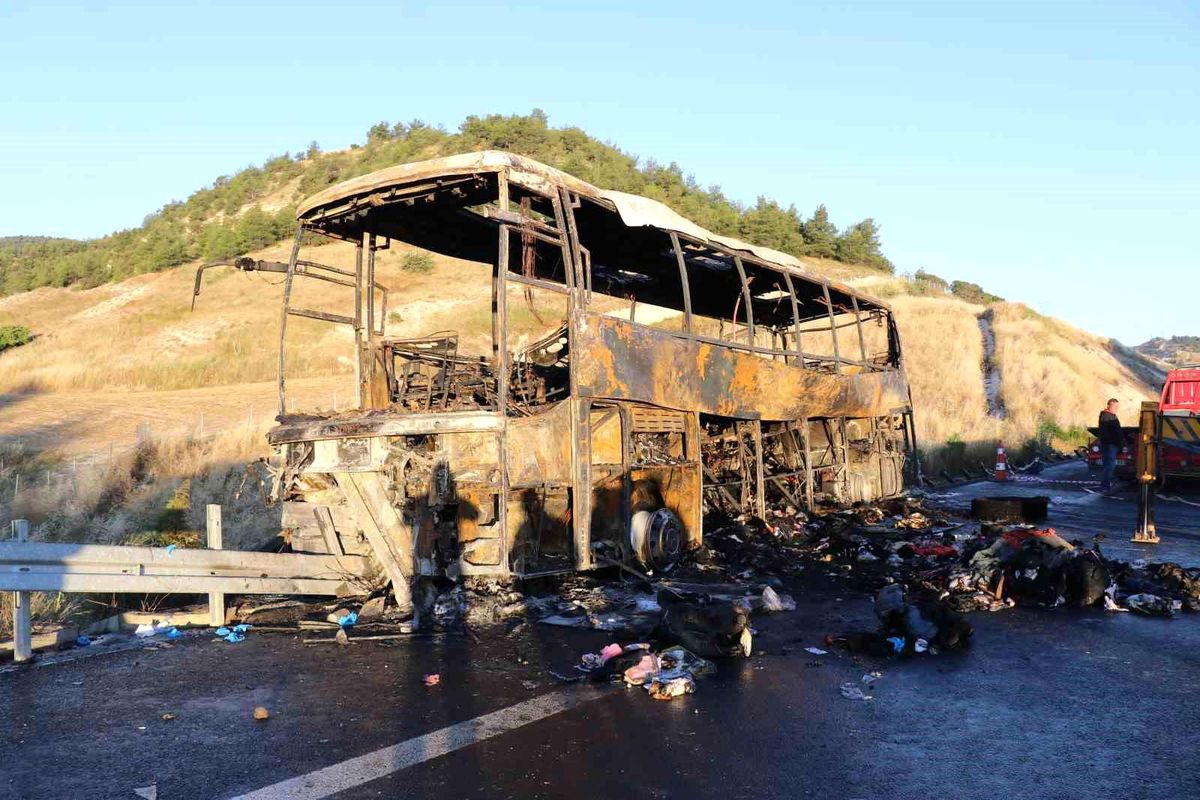 Denizli'deki 8 kişinin öldüğü otobüsten geriye sadece demir yığını kaldı