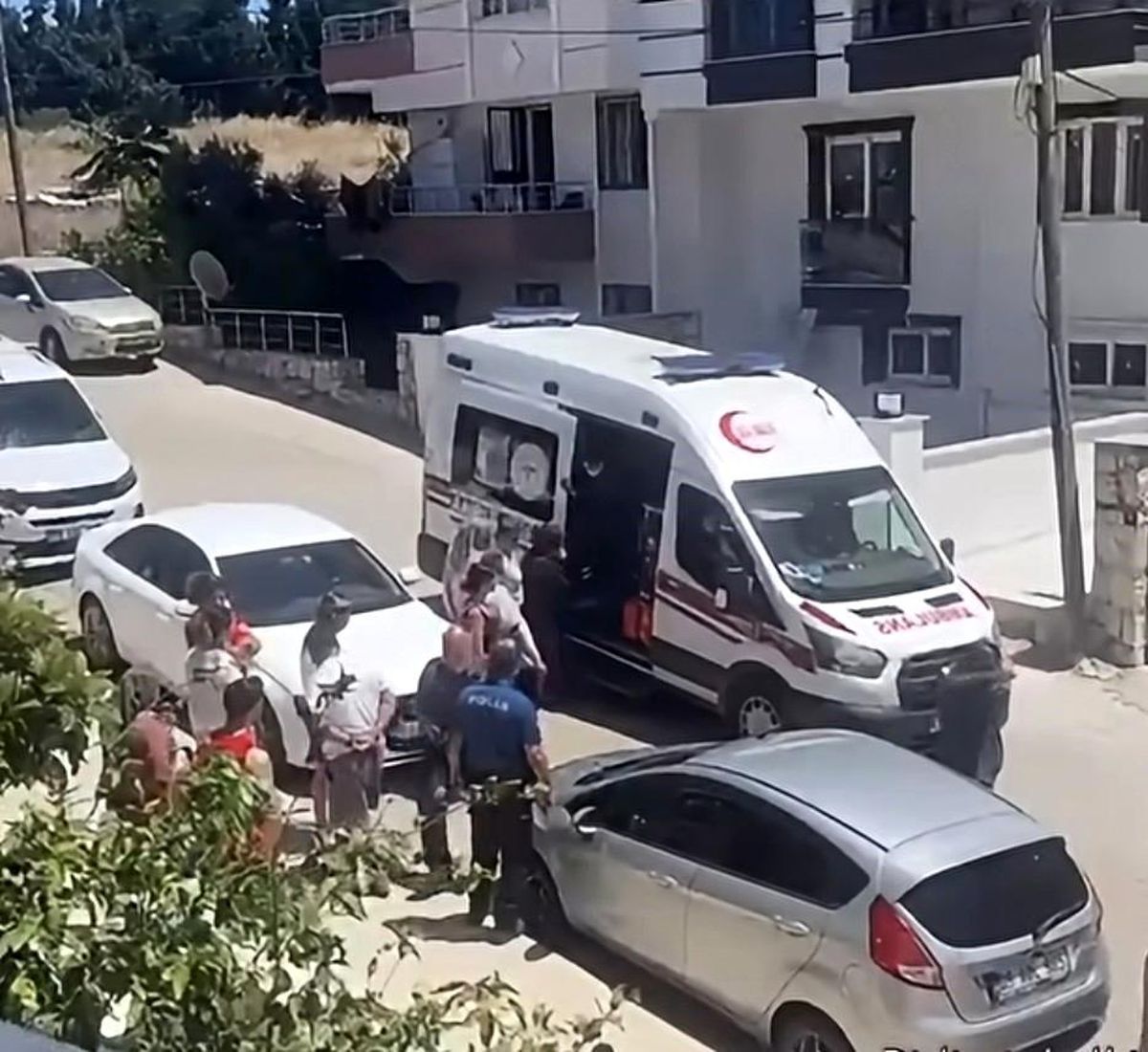 Didim'de damat, üç kişiyi bıçaklayıp kaçtı