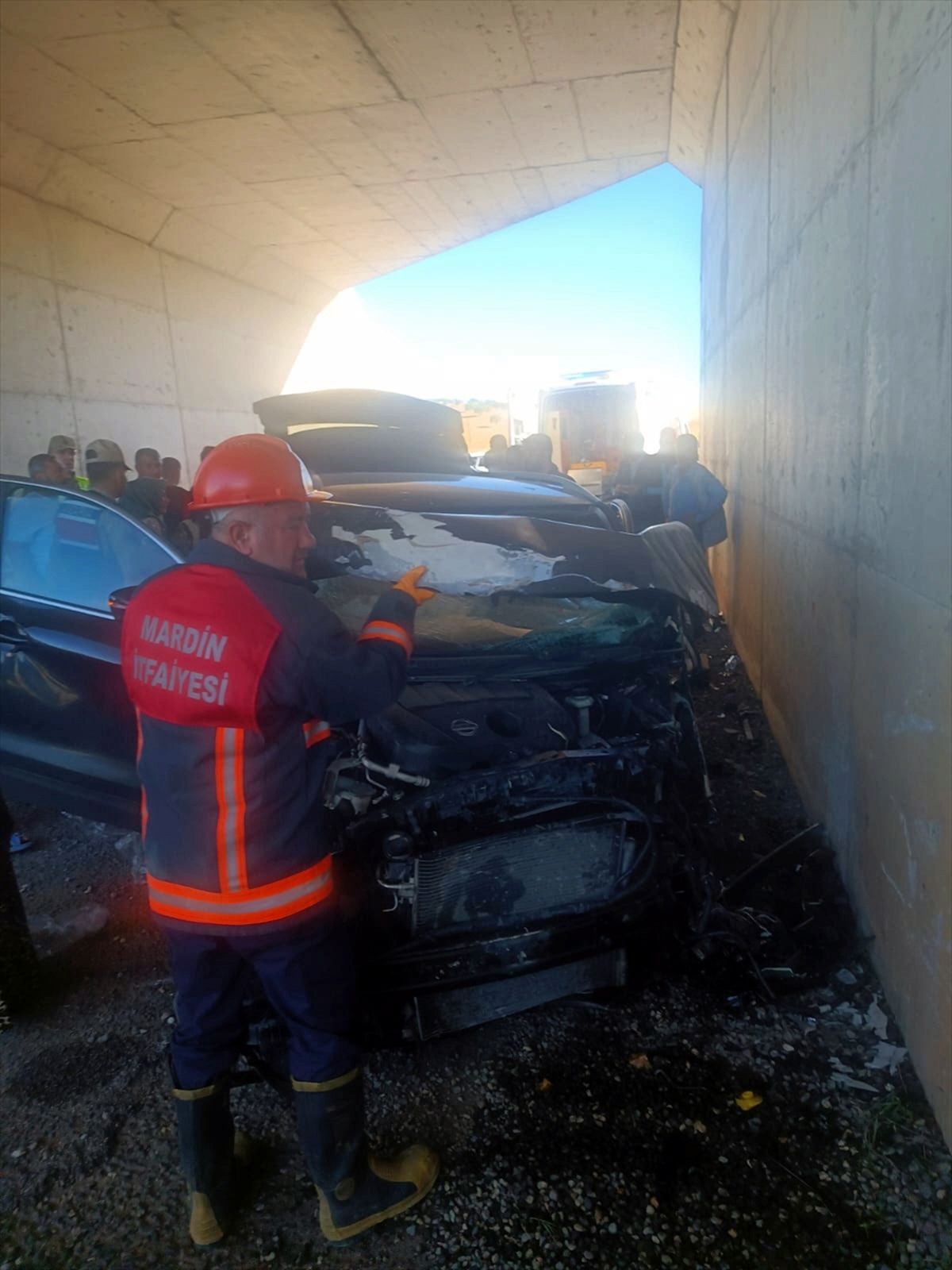 Diyarbakır'da alt geçidin duvarına çarpan SUV tipi araçtaki 5 kişi yaralandı