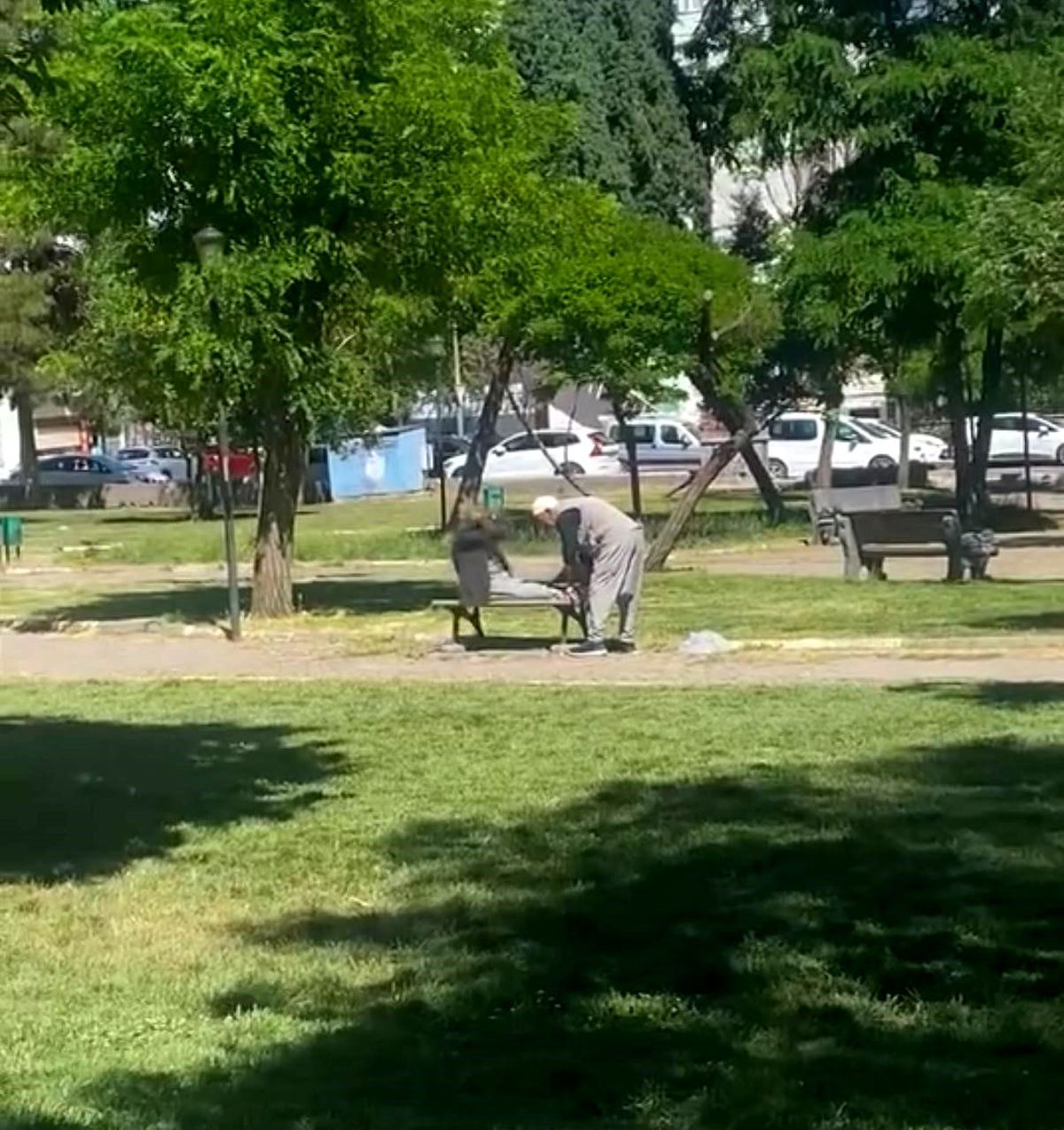 Diyarbakır'da amcalar yaşlarına aldırış etmeden parkta mekik çekti