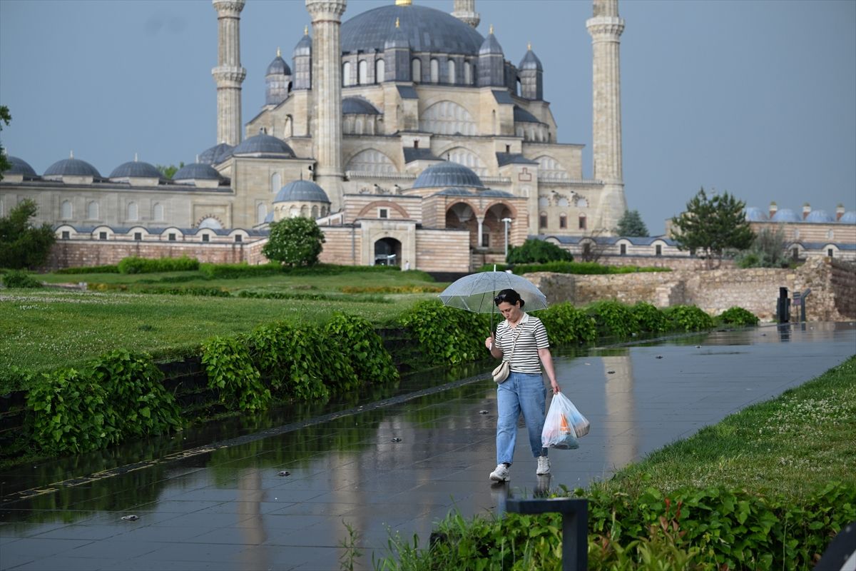 Edirne'de gök gürültülü sağanak etkili oldu