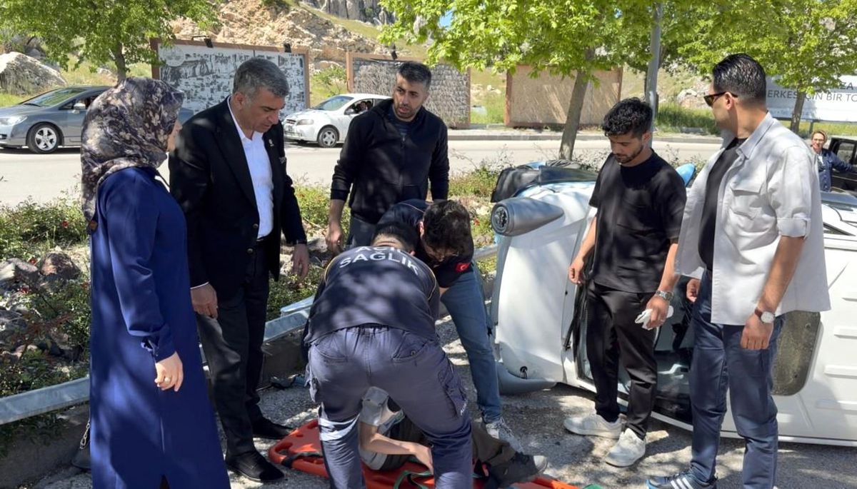 Elazığ'da elektrikli araç devrildi, ilk müdahaleyi milletvekili yaptı
