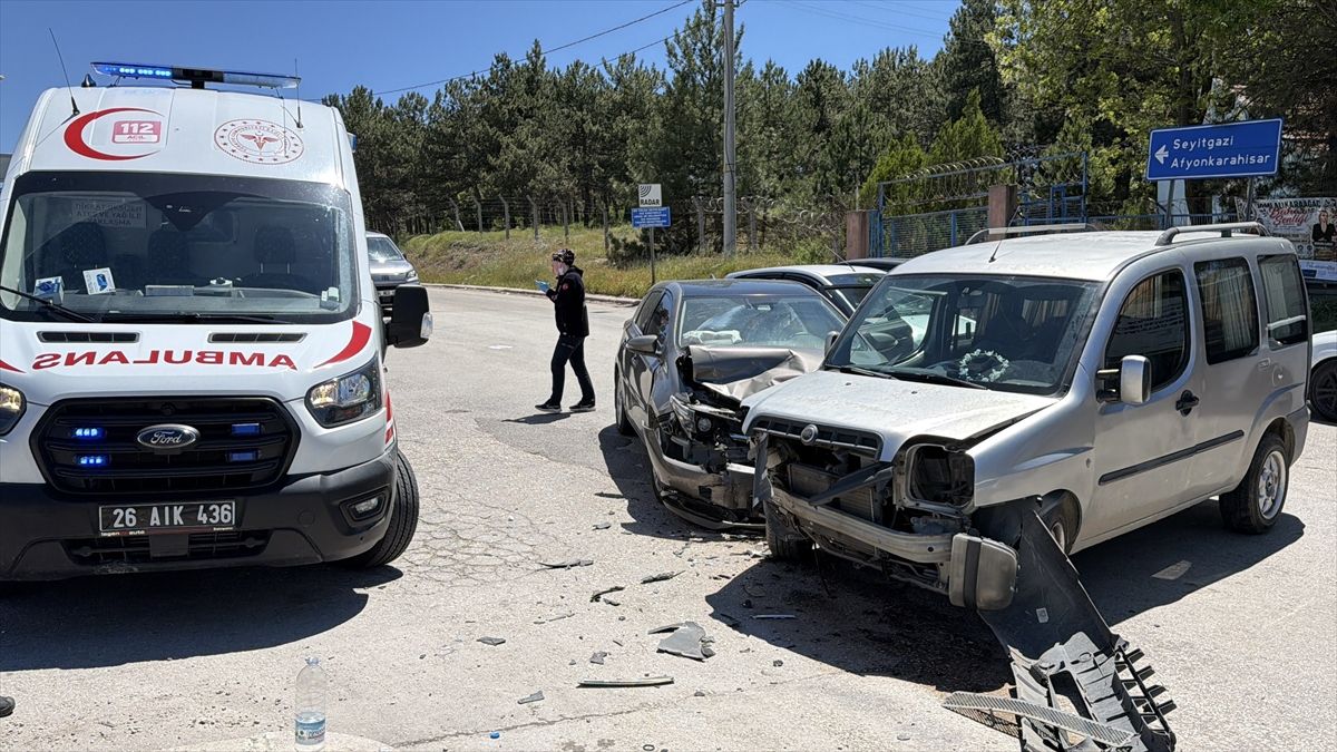 Eskişehir'de çarpışan otomobil ile hafif ticari araçtaki 5 kişi yaralandı