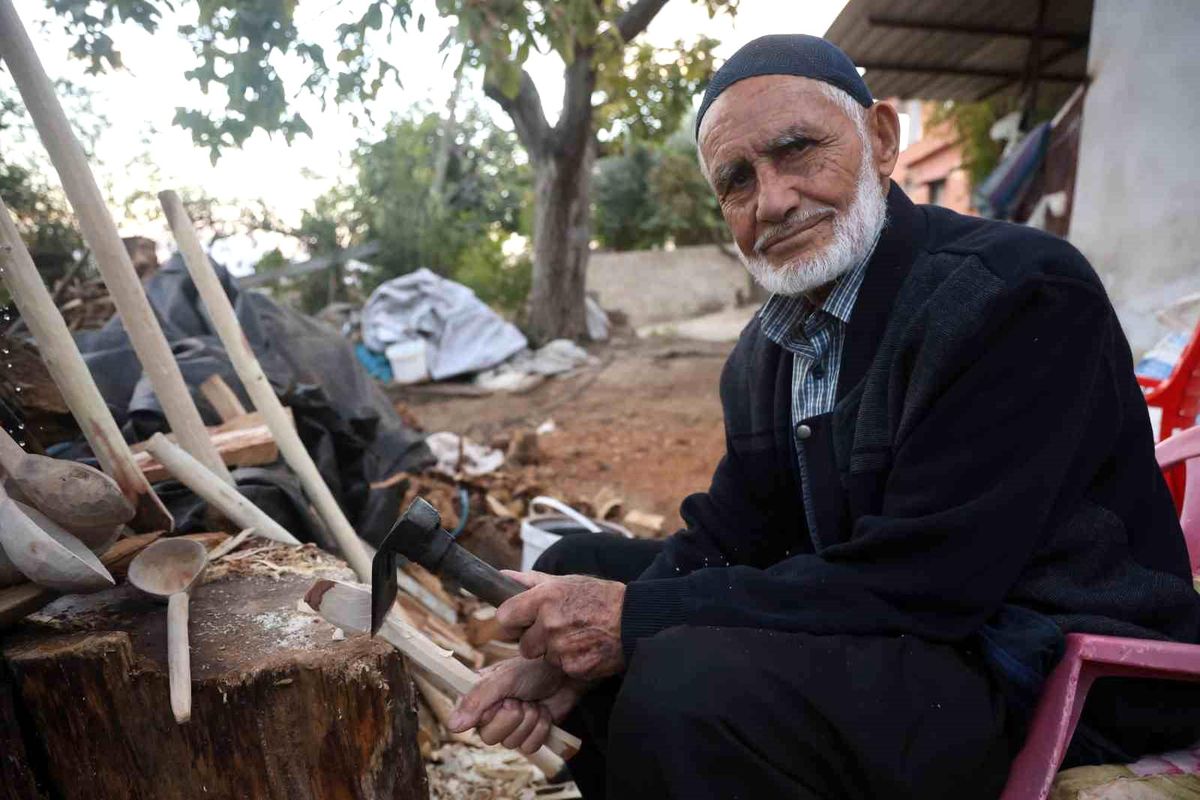 Hatay'da 85 yaşındaki usta, 70 yıldır ağaç dallarını keser ve bıçakla kaşığa dönüştürüyor