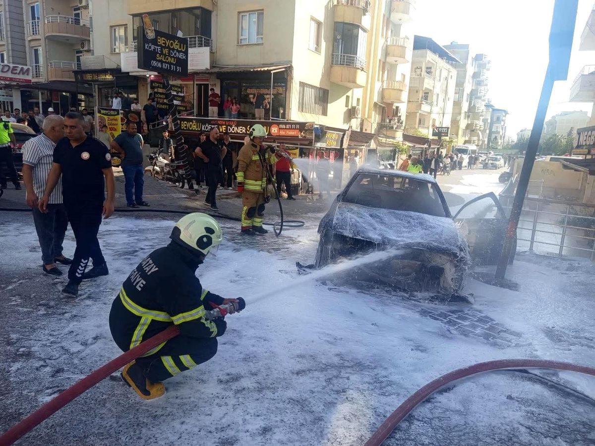 Hatay'da seyir halindeki otomobilin motoru alev aldı