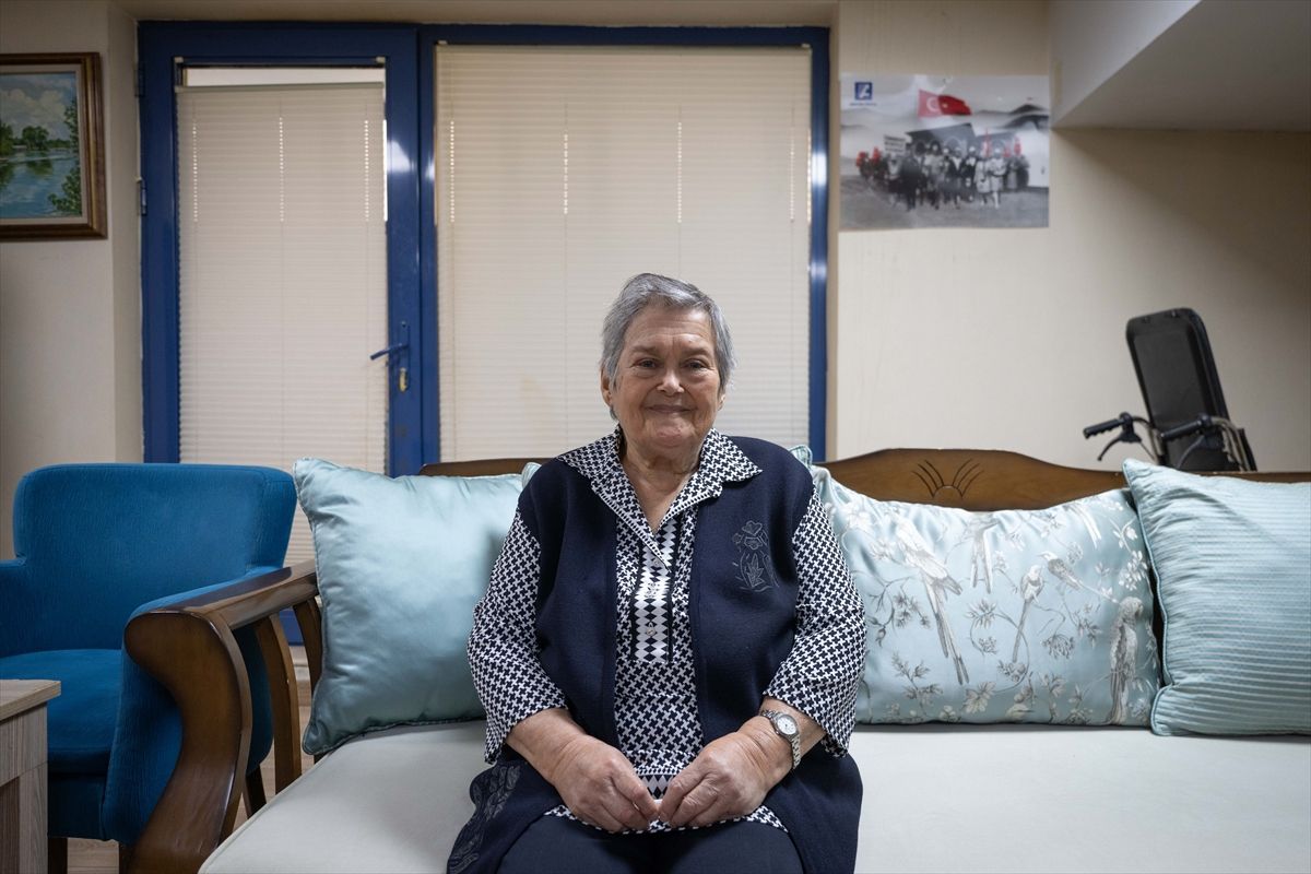 Hayat hikayesini kitaplaştıran Parkinson hastası emekli öğretmene eski öğrencilerinden imza günü