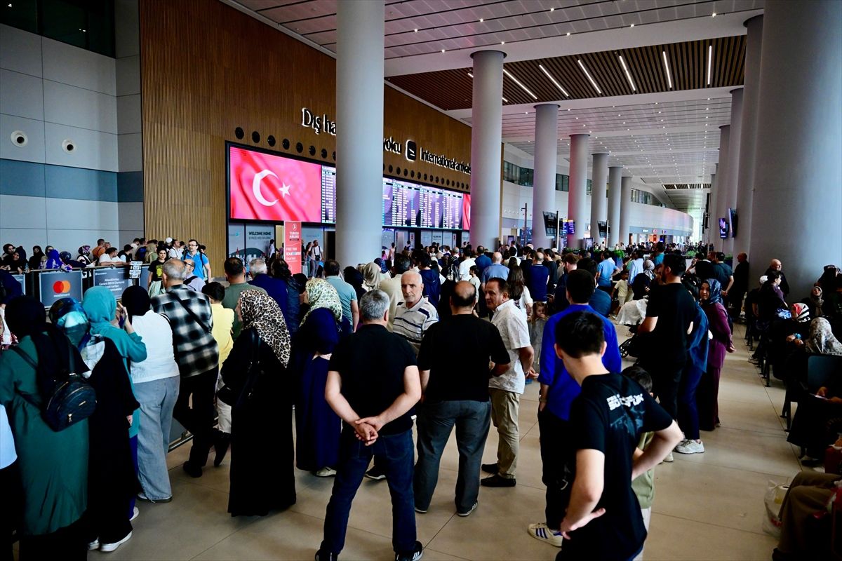 İstanbul Havalimanı'nda bayram dönüşü yolcu hareketliliği