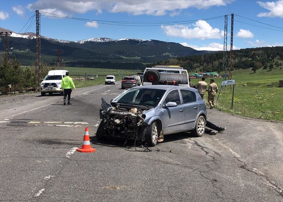 Kars'ta çarpışan iki otomobildeki 3 kişi yaralandı