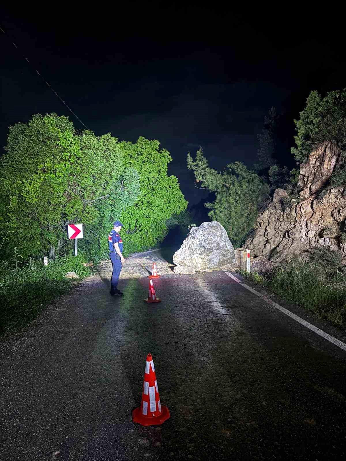 Kaya düşmesi sonrası yol ulaşıma açıldı