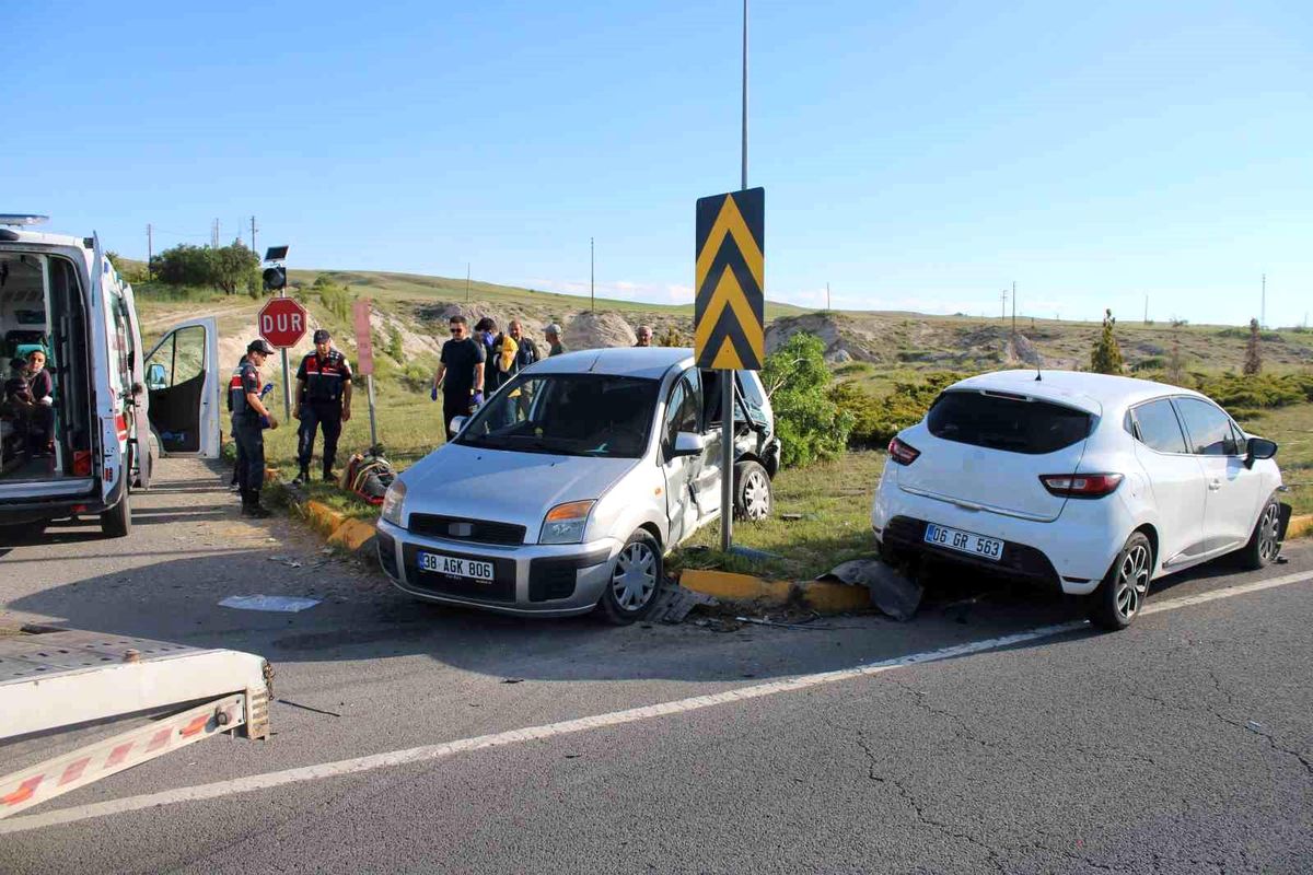 Kayseri'de otomobiller çarpıştı: 1'i ağır 6 yaralı