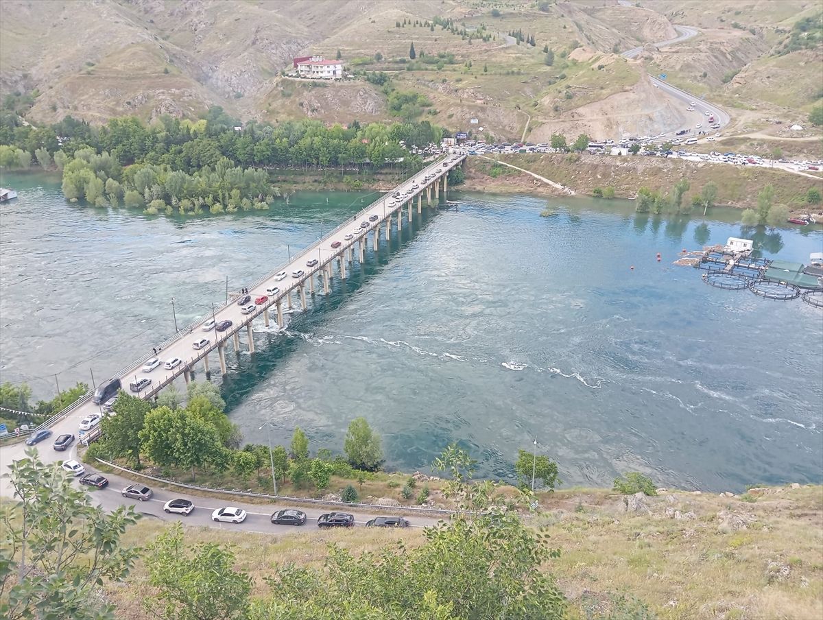 Keban Barajı'nın kapaklarının açılmasıyla bölgeyi ziyaret edenlerin sayısında artış yaşanıyor