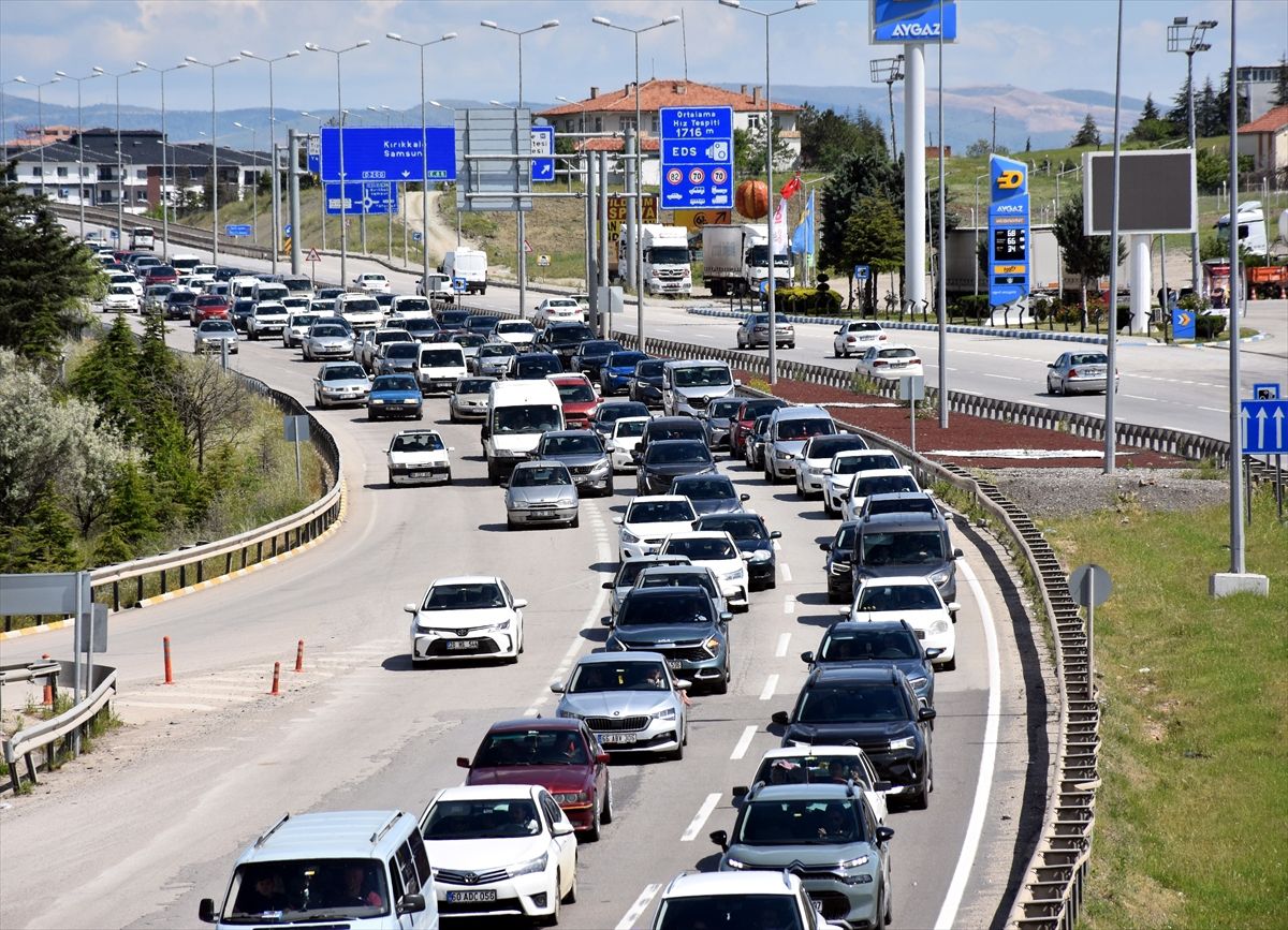'Kilit kavşak' Kırıkkale'de bayram tatili dönüşü hareketliliği devam ediyor
