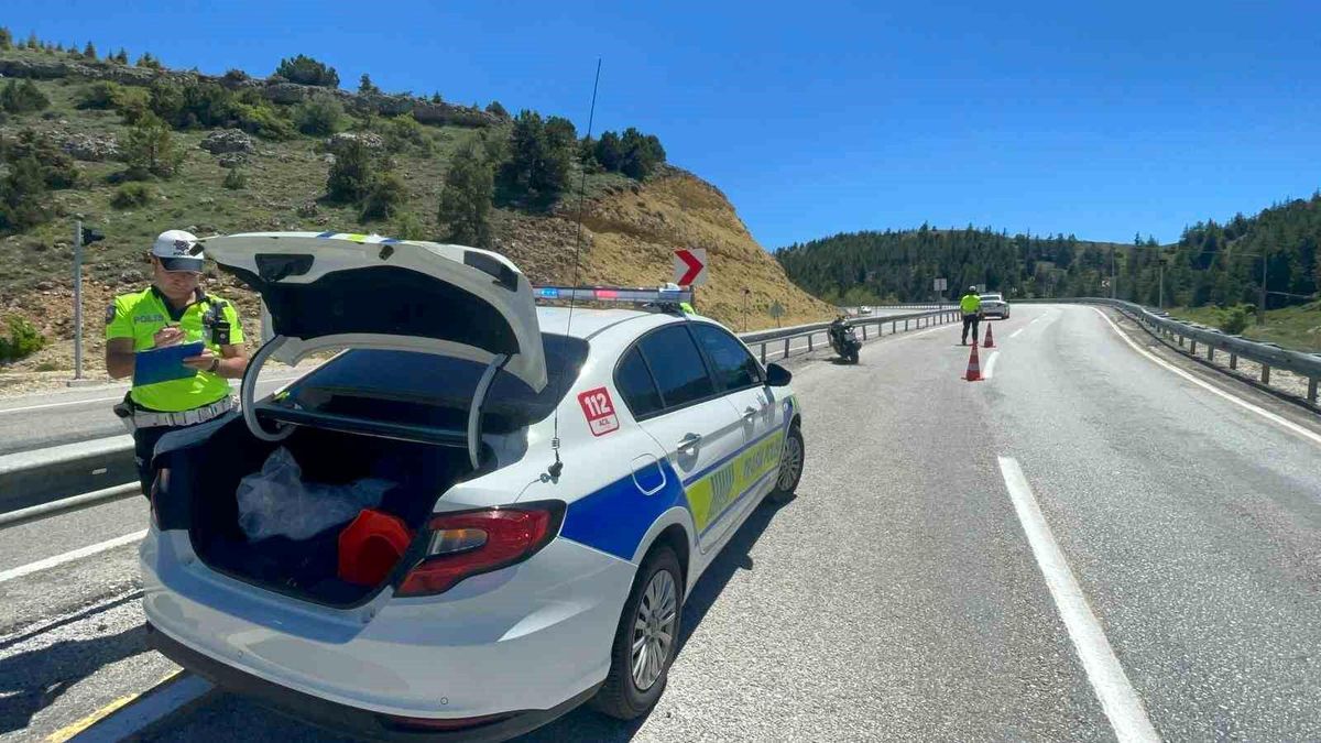 Kontrolden çıkan motosiklet bariyerlere çarptı: 1 yaralı