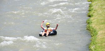 Kosova'da adrenalin tutkunları Akdere Nehri'nde şambrellerle rafting yaptı