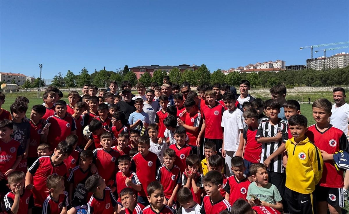 Milli futbolcu Cengiz Ünder memleketi Balıkesir'de genç sporcularla buluştu