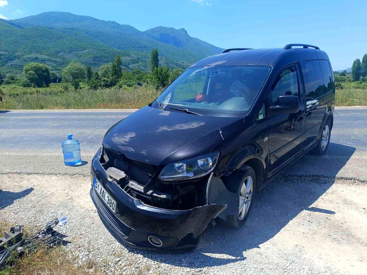 Motosiklet otomobille çarpıştı : Sürücü ağır yaralı