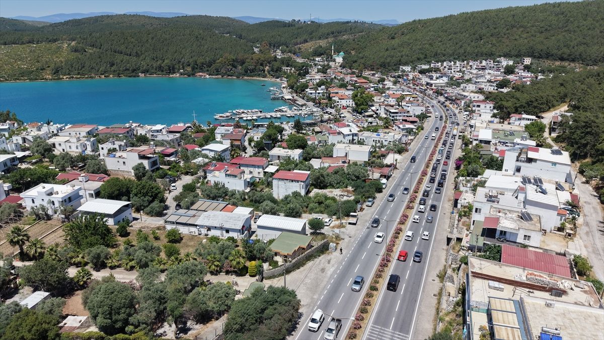 Muğla'daki kara yollarında tatilcilerin bayram dönüşü yoğunluğu sürüyor