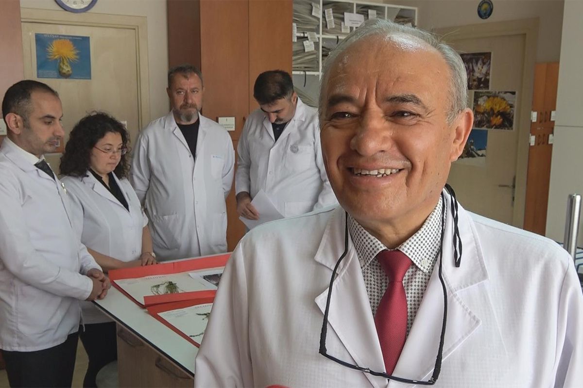 Bilim dünyasına kazandırdığı 4 yeni bitki türünden birine eşinin adını verdi