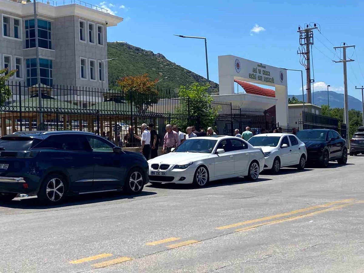 Otobüs kazasında ölenlerin kimlik tespit çalışmaları sürüyor