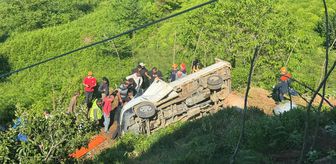 Rize'de çay bahçesine devrilen kamyonetin sürücüsü yaralandı