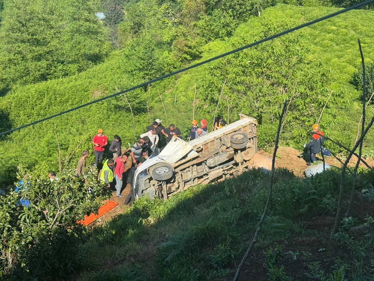 Rize'de çay bahçesine devrilen kamyonetin sürücüsü yaralandı