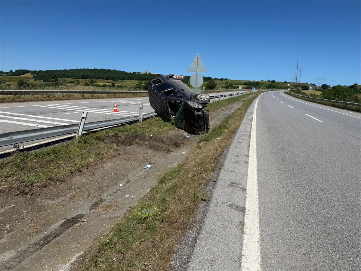 Samsun'da devrilen hafif ticari araçtaki 3 kişi yaralandı